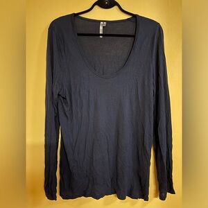 Banana republic long sleeve navy blue shirt size large. Scoop neck.